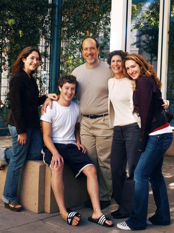 扎克伯格、他的父母和两个姐姐