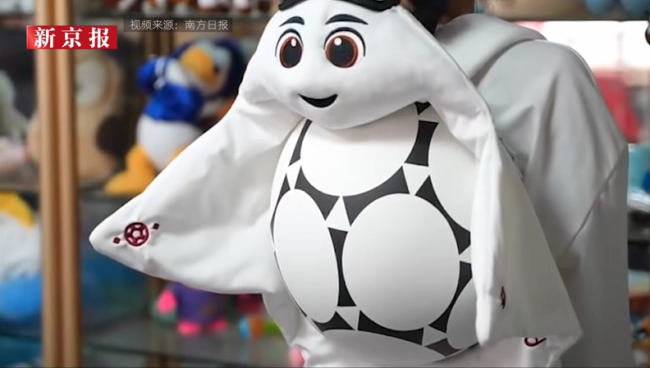 世界杯吉祥物玩偶产自东莞，在阿拉伯语中意为“球技高超的球员”