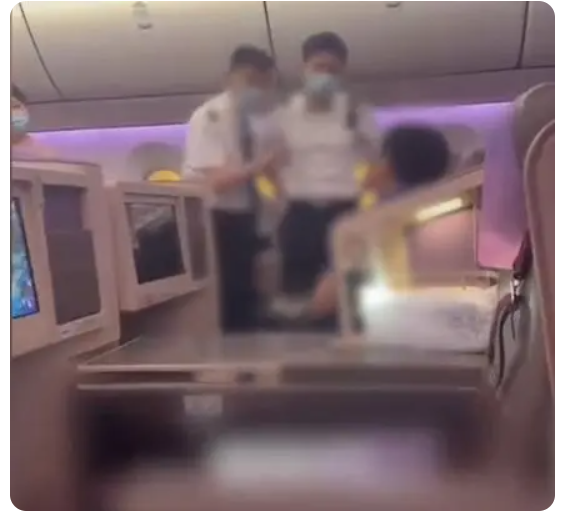乘客被机长拒载 多人喊“滚下去”是怎么回事，在飞机闹事怎么处理